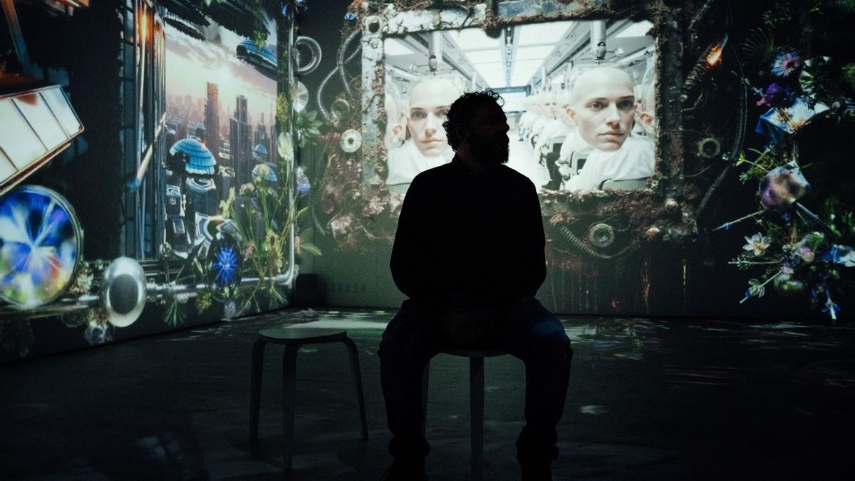 Un visitante observa una de las instalaciones de la exposición.