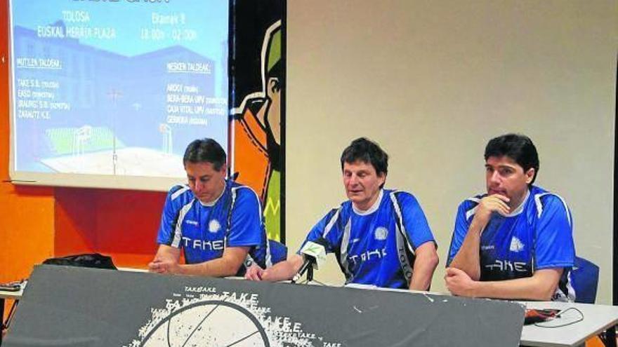 Los miembros del TAKE, Andoni Gorostidi, Koldo Arsuaga e Iker Otaño.