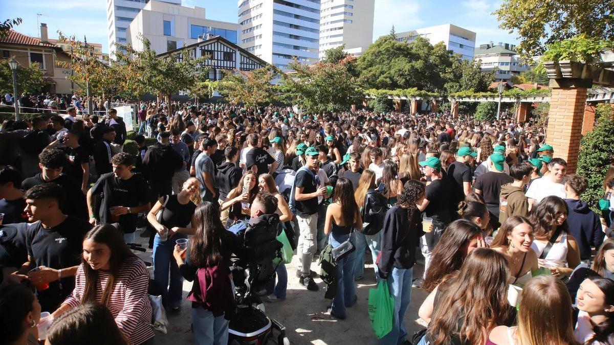 Una multitud de jóvenes el día de la Carpa, en la zona de la Media Luna Una multitud de jóvenes el día de la Carpa, en la zona de la Media Luna