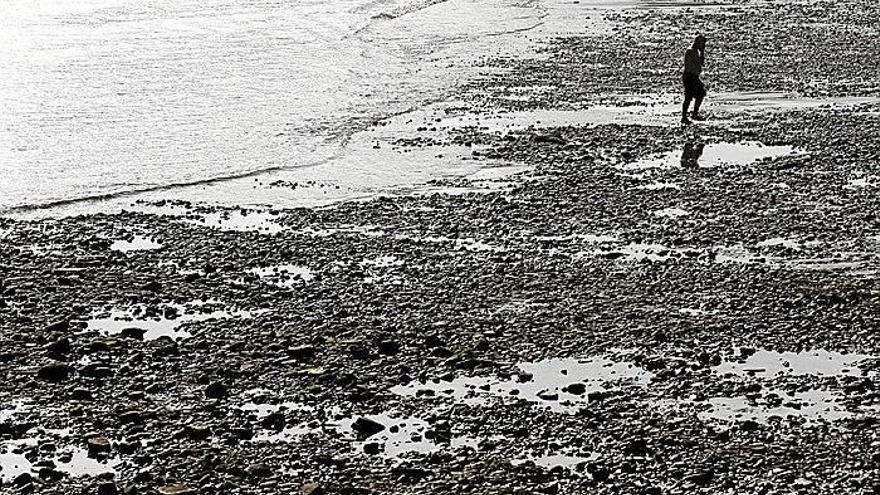 Las piedras afloran en Ondarreta con la marea baja