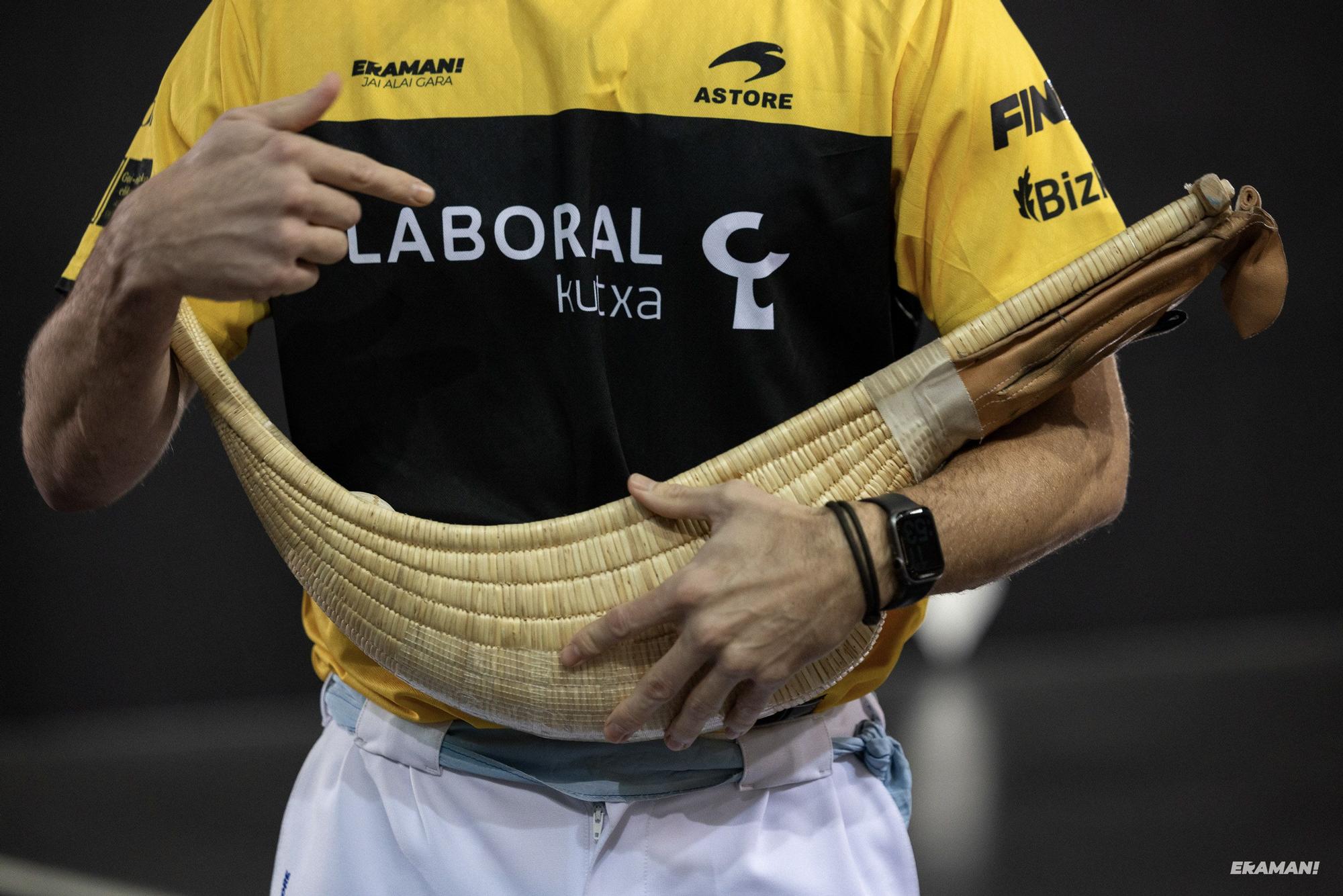 Barandika-López y Urreisti-Basque eligen material para la final de la Jai Alai League en el frontón Carmelo Balda de Donostia.