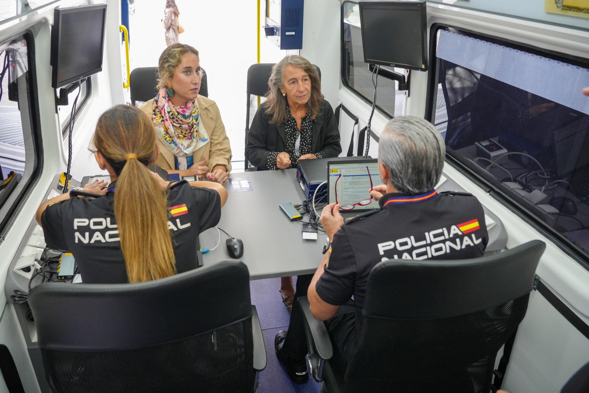 En imágenes: así es la furgoneta que recorrerá Álava para tramitar el DNI