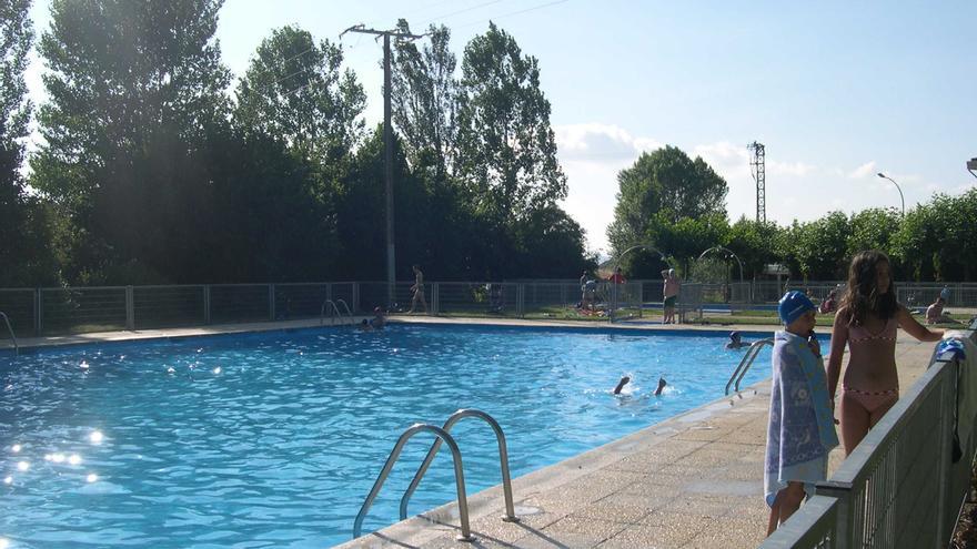 Asparrena saca a concurso la explotación del bar de las piscinas municipales mediante licitación pública