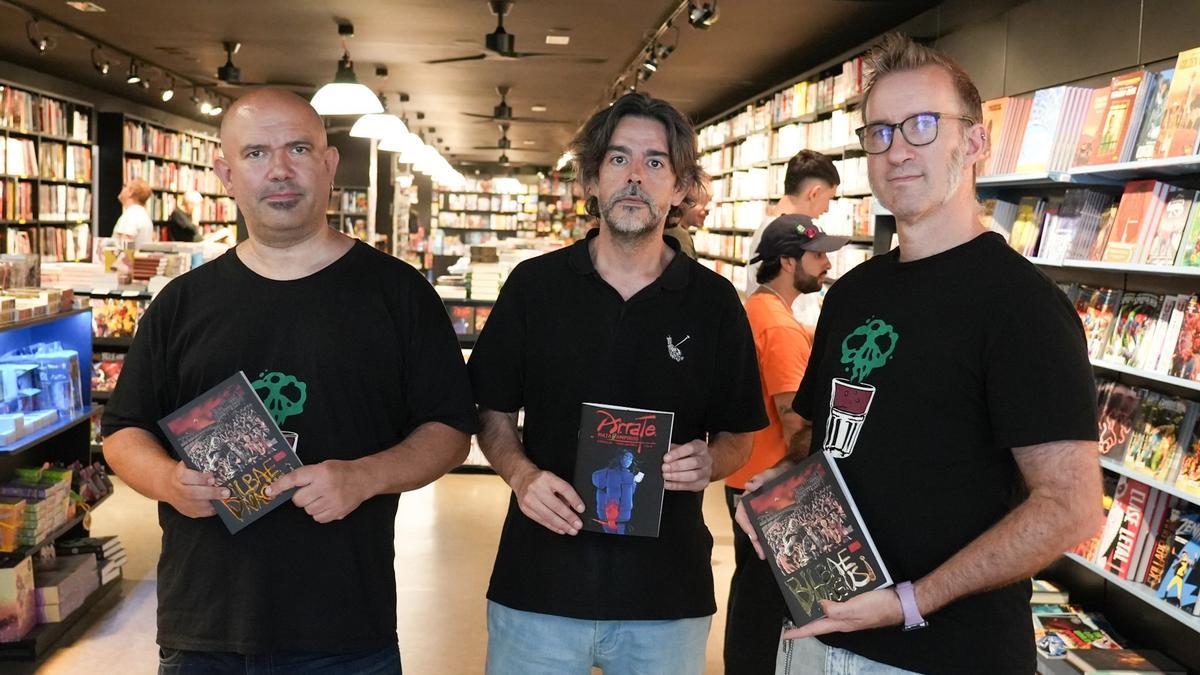 Kike Infame, Toni Mazas, de la librería Joker; y el autor del cómic ‘Bilbae Nagusi’, David Gojenola