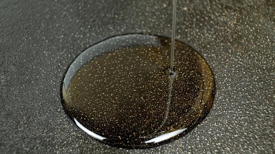 Los mejores trucos caseros para limpiar el aceite del suelo rápido y sin esfuerzo