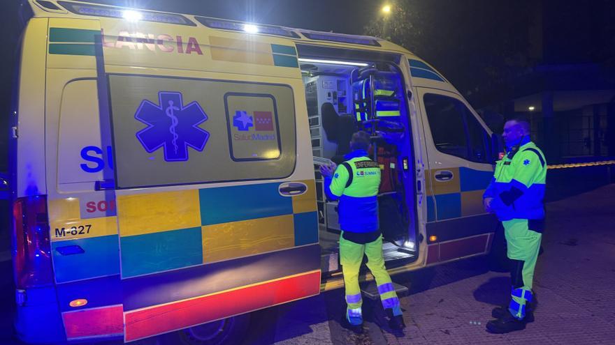 Un hombre mata de varias puñaladas en el cuello a su mujer en Madrid y después se tira por la ventana