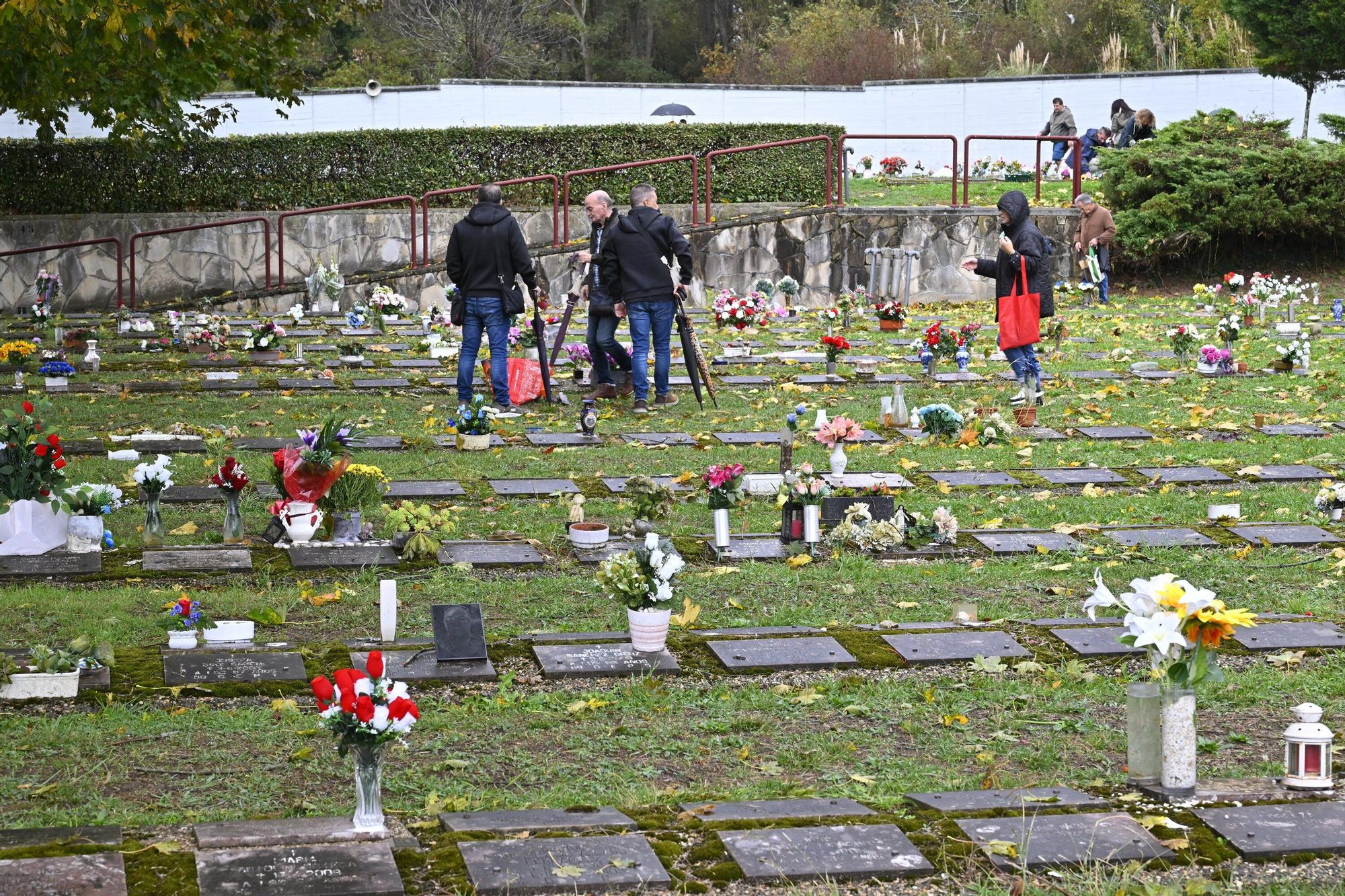 En imágenes: así se vive el día de Todos los Santos en el cementerio de Bilbao