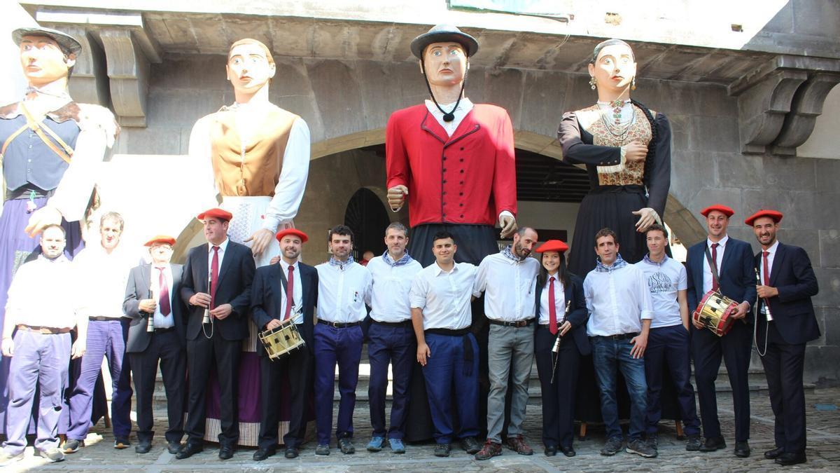 Gaiteros de Otsagabia y de Iruña, con miembros de la Comparsa después del lanzamiento del cohete.