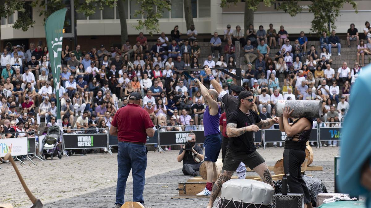 En imágenes: El torneo Virgen Blanca de Herri Kirolak se adueña de la Plaza de Los Fueros