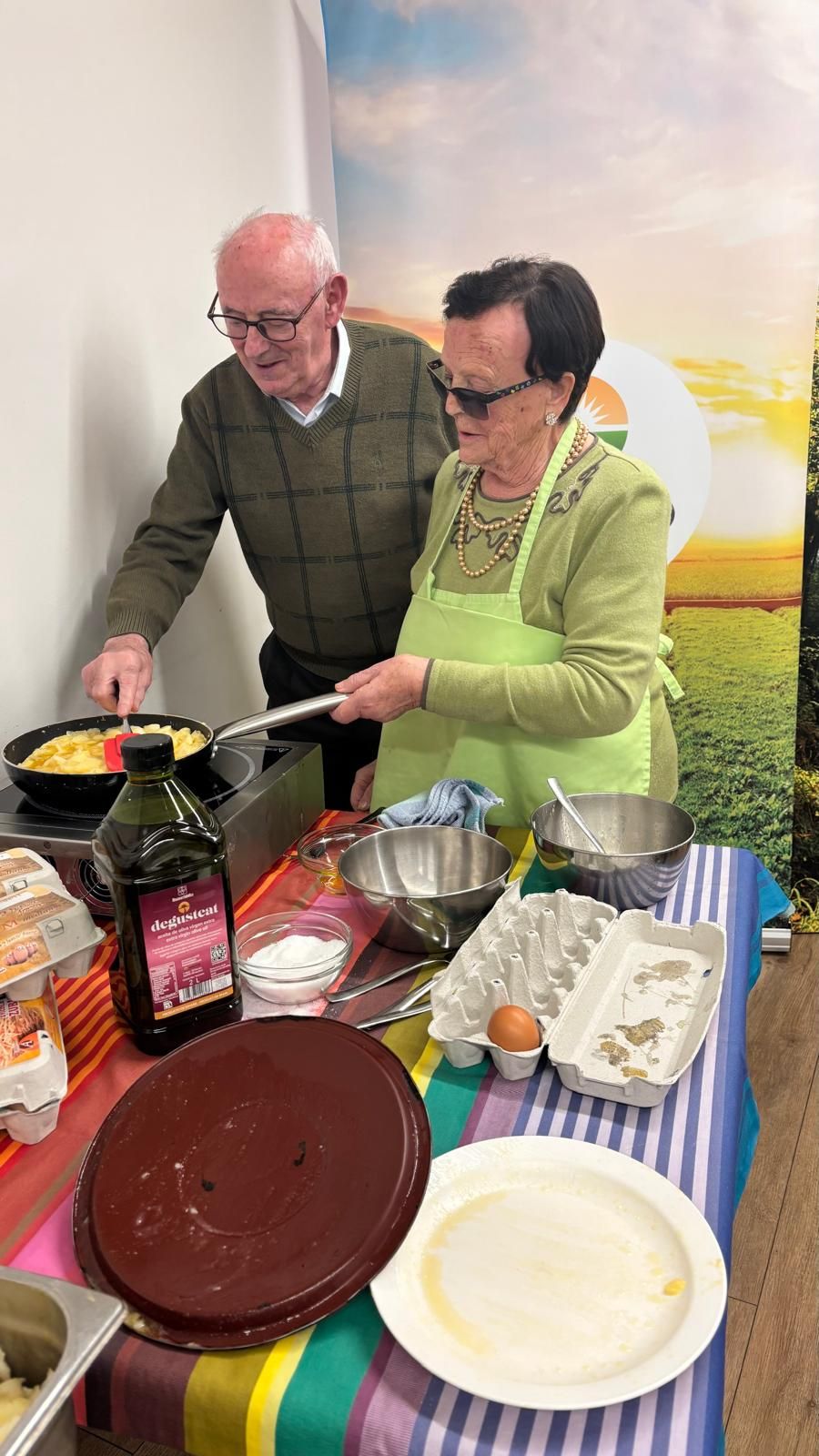 En imágenes: Una tarde de historias, cariño y tortillas con los mayores de Vitoria