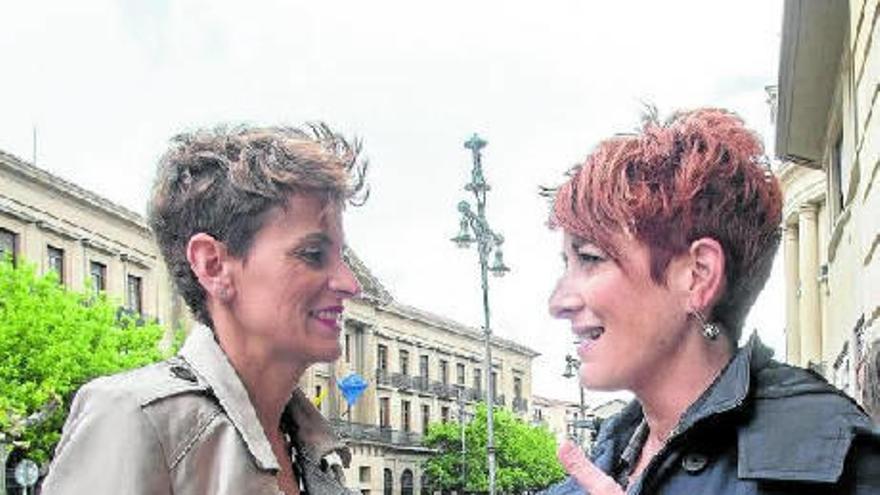 María Chivite (PSN) conversa con la portavoz de EH Bildu en Nafarroa, Bakartxo Ruiz.