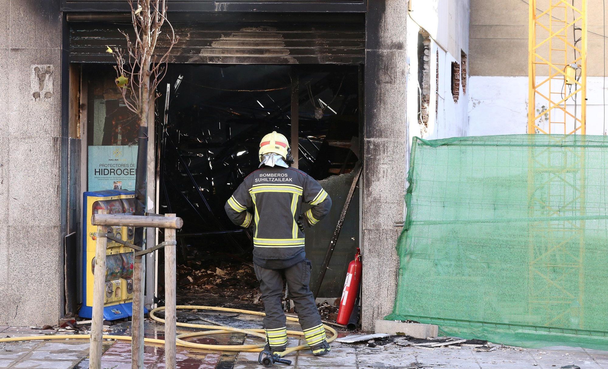 El alcalde de Pamplona visita la zona afectada por el incendio en la Rochapea