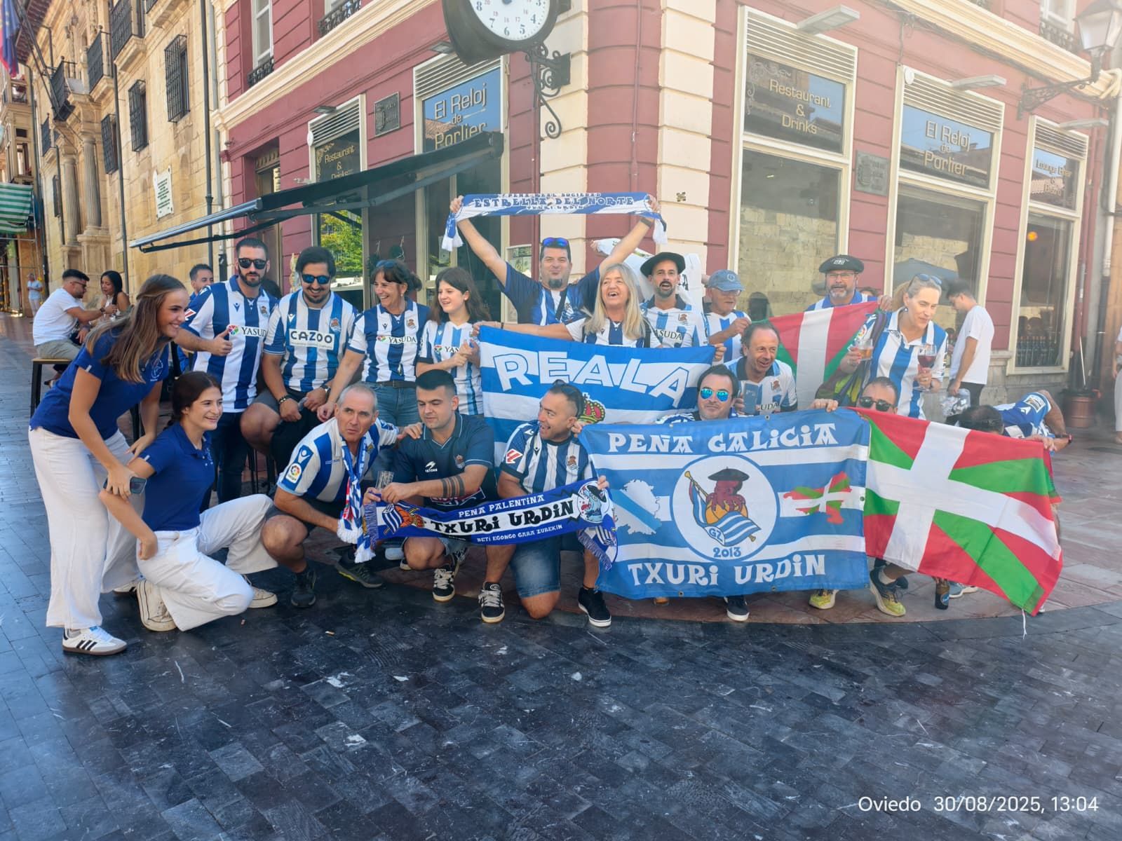 [Fotos] Varios seguidores de la Real se desplazan a Oviedo para animar al equipo