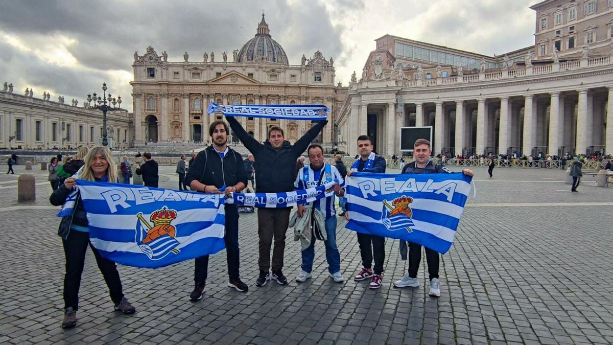Rosa, Oier, Aritz, Yokoy, Elier y Koldo, aficionados de la Real, en Roma