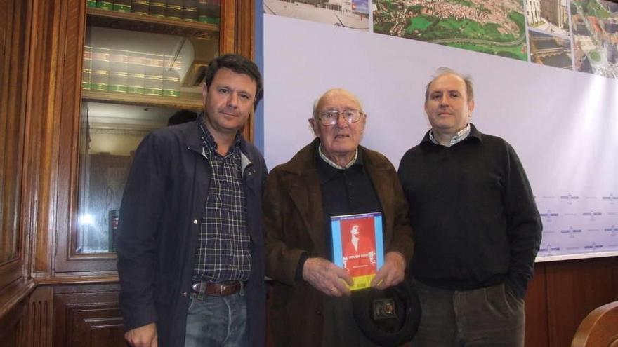 Usabiaga junto al alcalde de Irún y su hijo y autor del libro,Usabiaga.