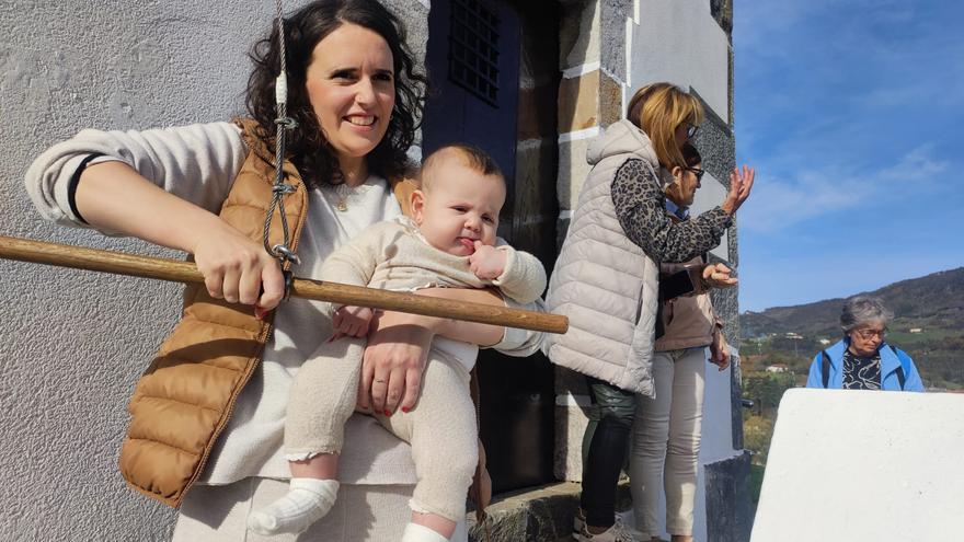El tañido de la campana de San Martín ha vuelto a sonar sobre los tejados de Azkoitia al igual que sucede cada 11 de noviembre