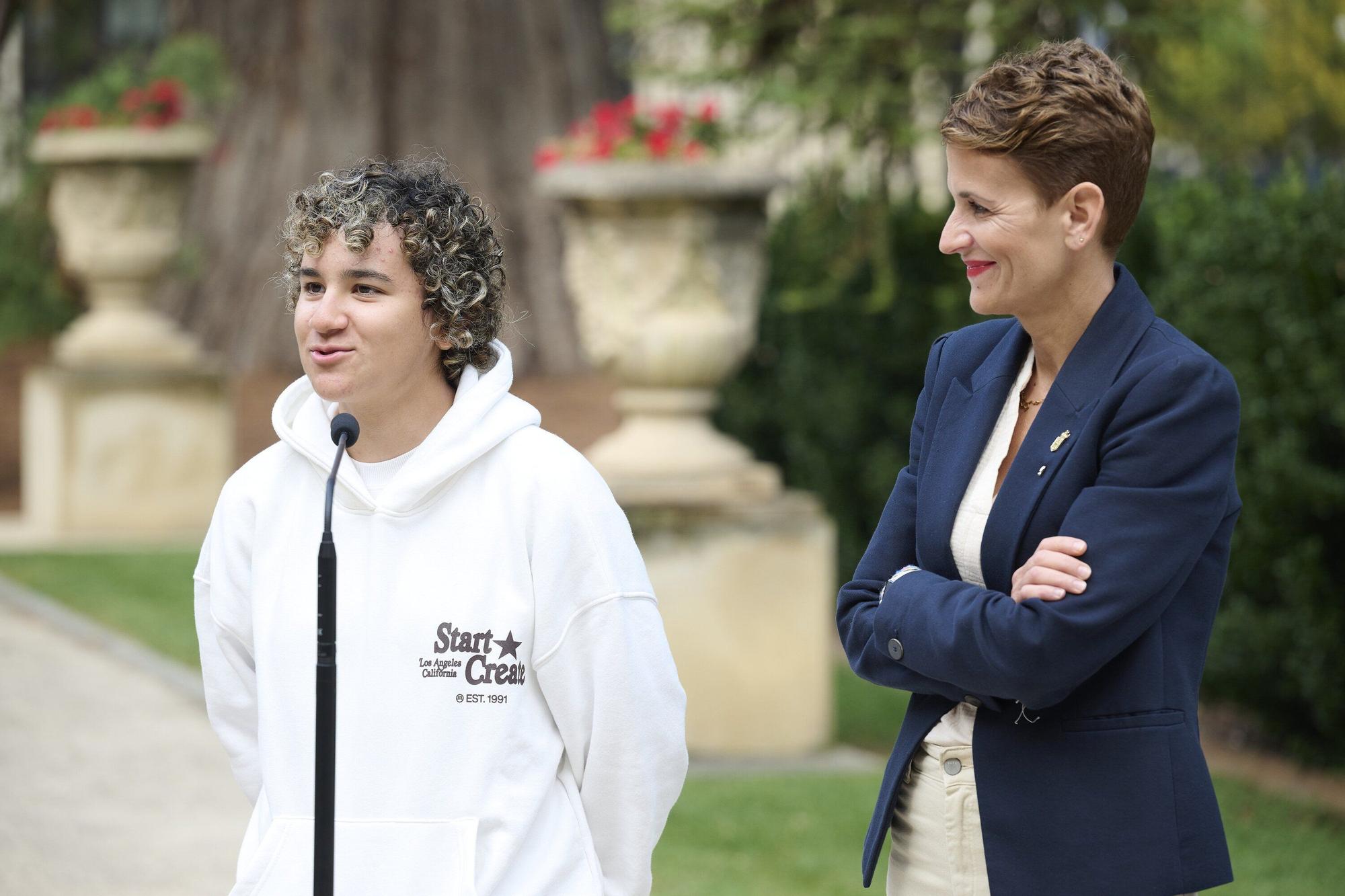 María Chivite recibe a Paula Ostiz en el Palacio de Navarra