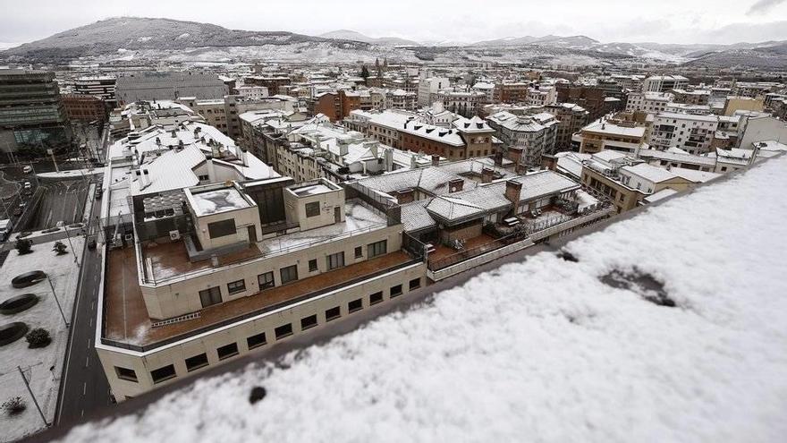 GRAF1971. PAMPLONA, 01/12/2017.- Aspecto que presentaba esta mañana los tejados de algunos edificios de Pamplona tras la nevada caída a primera hora del día, donde la nieve acumulada no ha ocasionados ningún problema pero sí en la A-15 que ha permanecido