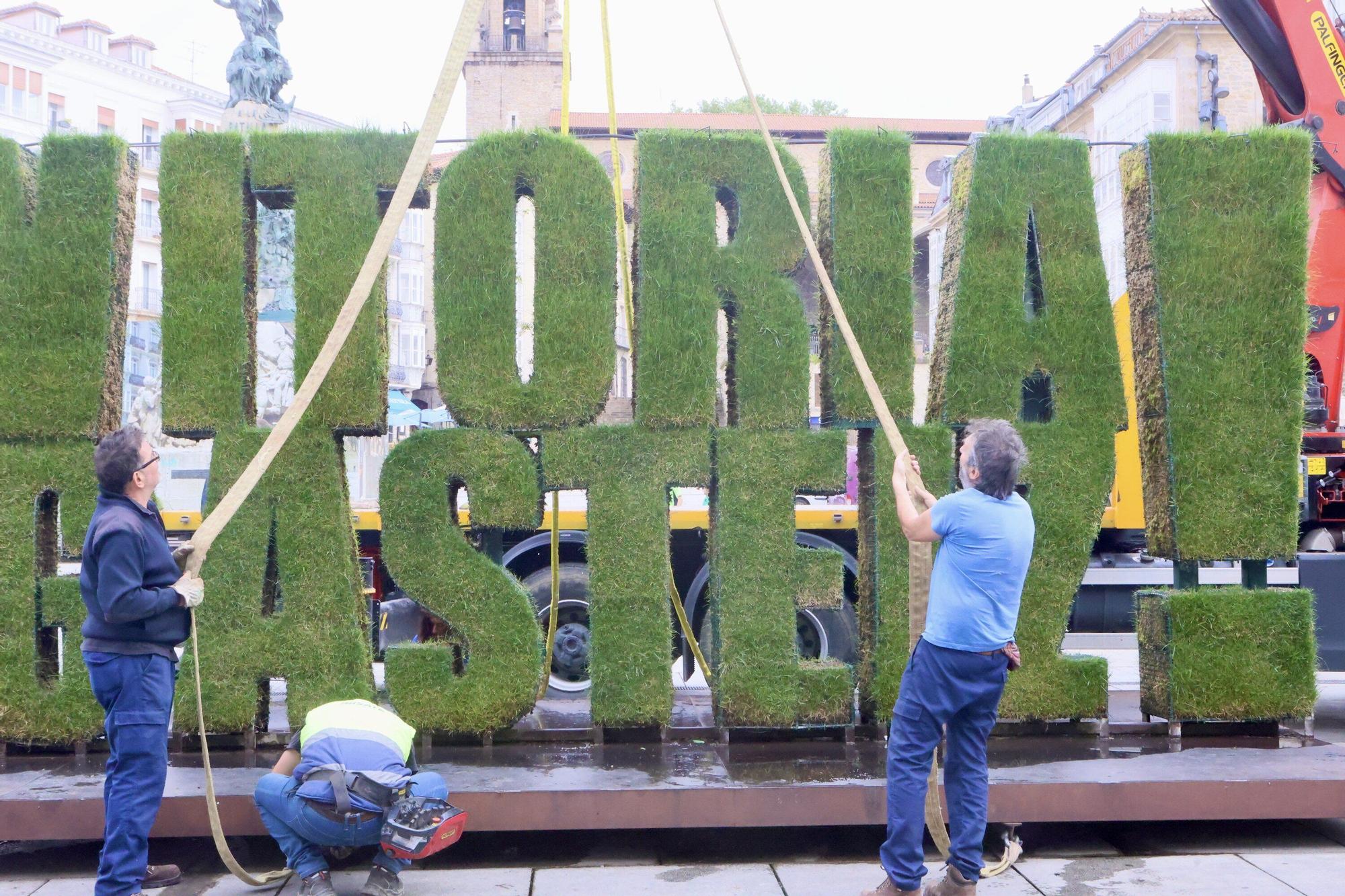 Retirada estatua vegetal de la Virgen Blanca con motivo de las fiestas de Vitora-Gasteiz