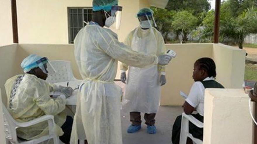 Un grupo de liberianos trabaja en el triaje de los pacientes del Centro Benedict Menni de Monrovia.
