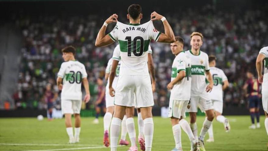 La nueva vida de Rafa Mir con el Elche antes de visitar El Sadar