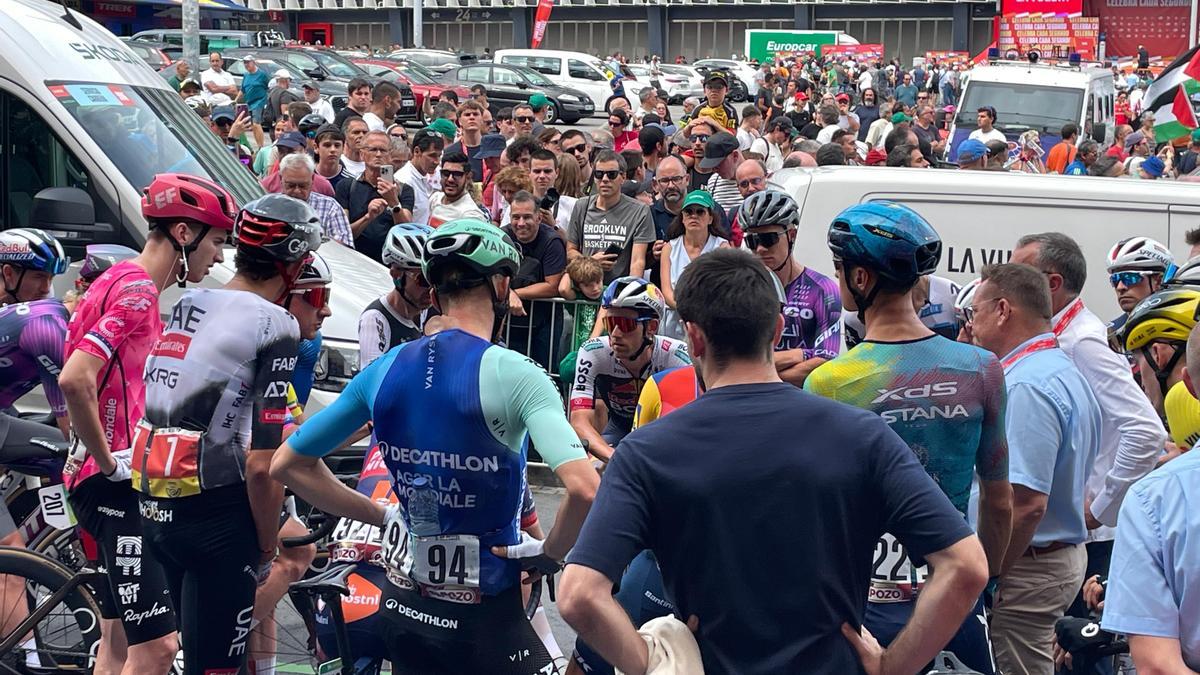 La Vuelta llega a Bizkaia: las imágenes del montaje en Bilbao