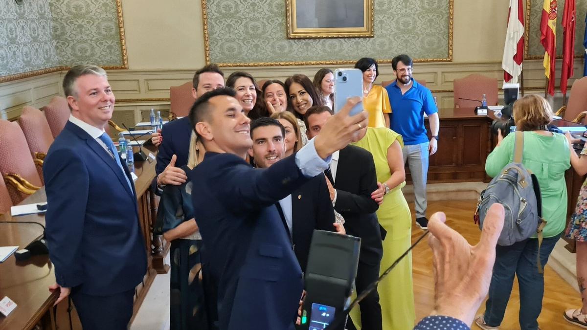 El equipo de gobierno de UPN haciéndose un selfie en junio de 2023.