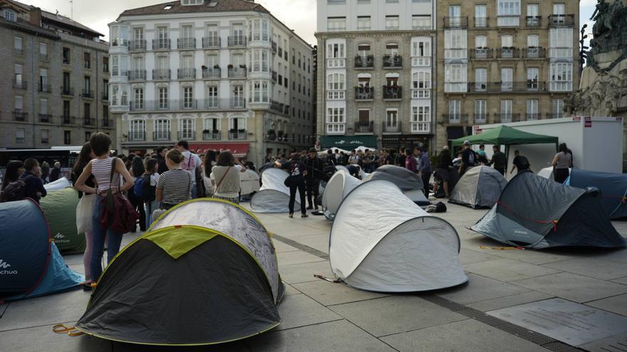 Acampada en la plaza de la Virgen Blanca para denunciar el veto político en las Txosnas de Gasteiz