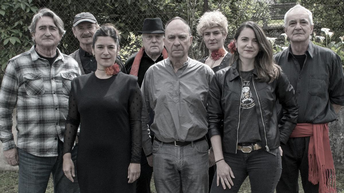 Alfonso Guilló, en el centro, junto al resto de integrantes de Alguillo &amp; Alkimistak.