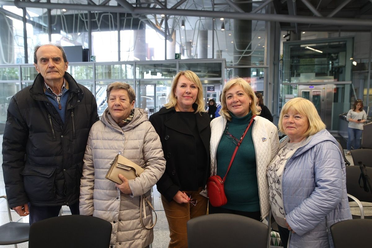 Gaizka Astorquiza y Pilar López junto a Natalia Filonenko, Natalia Repik y Halyna Harichkina, integrantes de la comunidad ucraniana.