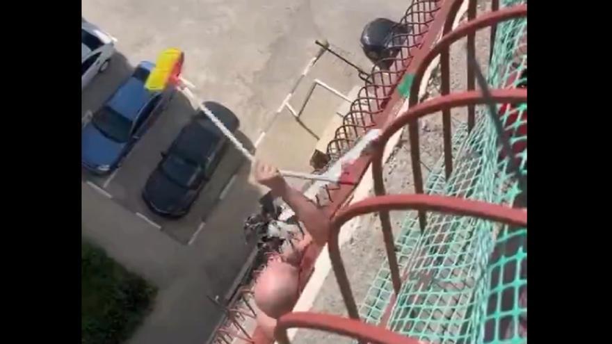 La pelea a escobazos de balcón a balcón entre dos vecinos que se ha vuelto viral