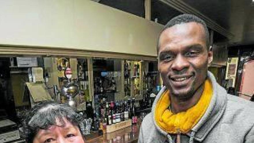 Rosario y Lassina, en el Bar Txiki, con un pique macho.