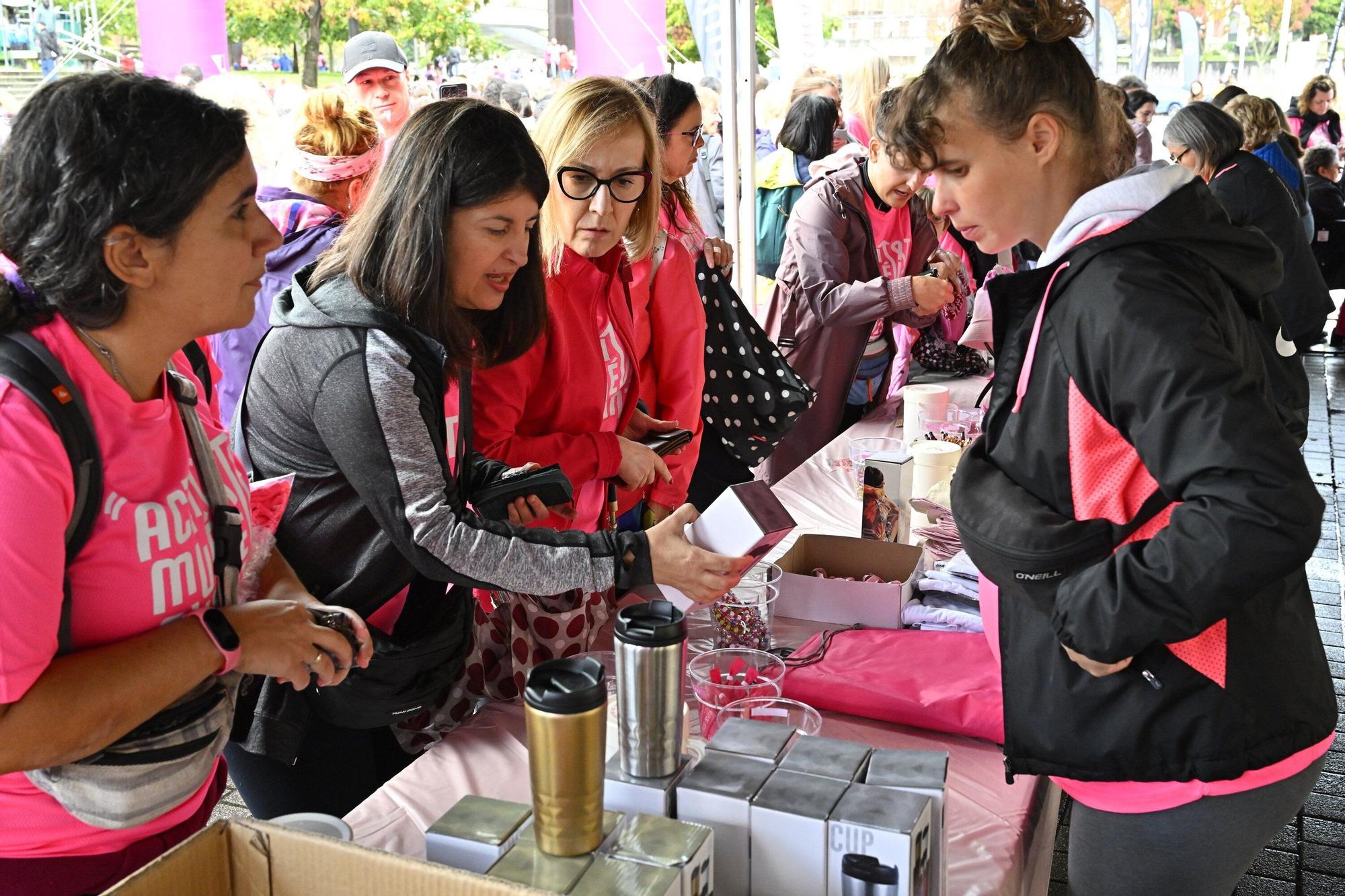 En imágenes: los paraguas tiñen la marea rosa de Bilbao