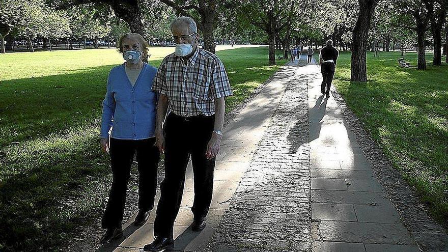 Dos personas, por el paseo fluvial con mascarillas. Foto: Javier Bergasa