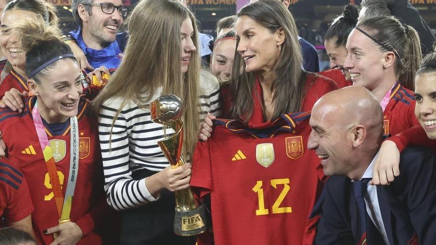 Polémica por el beso en la boca de Rubiales a una de las jugadoras de la Selección tras ganar el Mundial de Australia