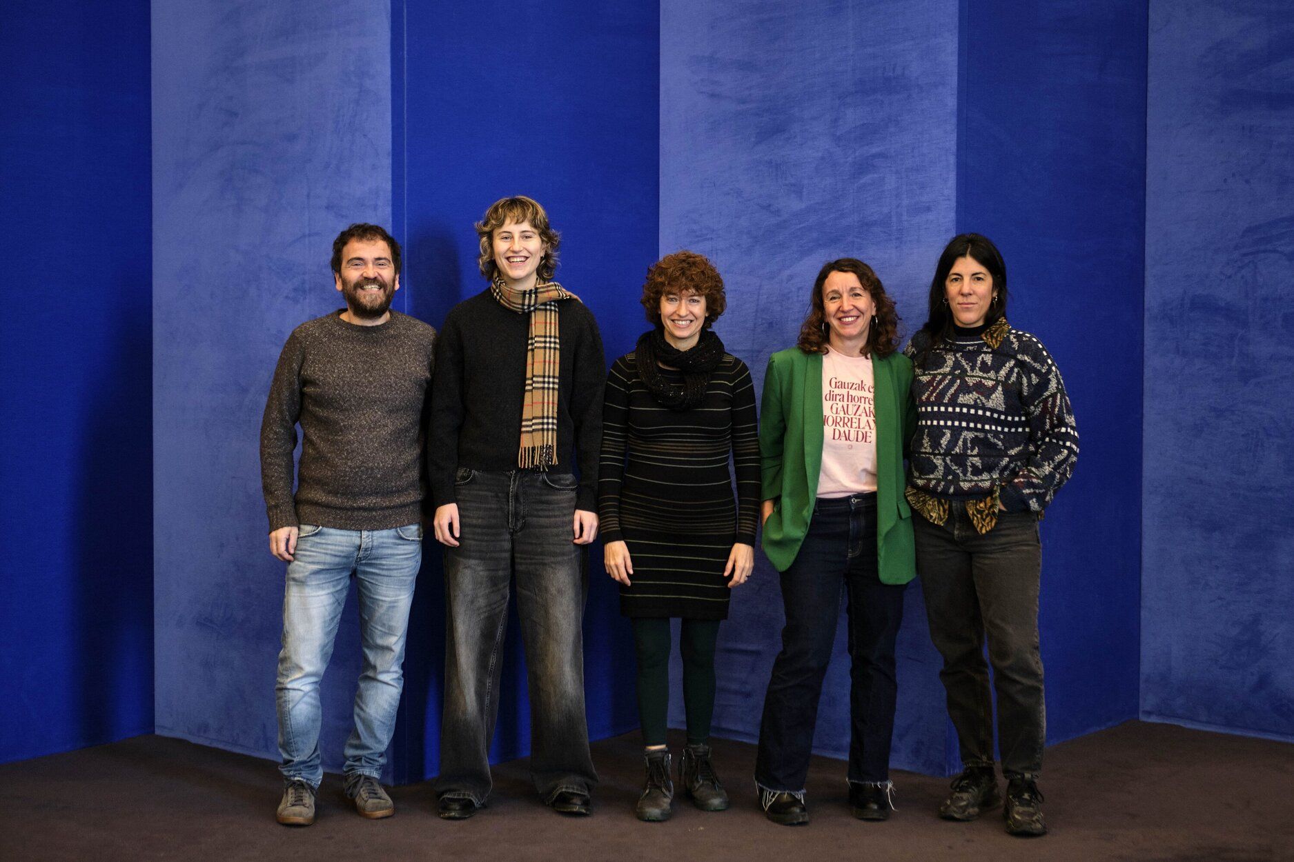 De i a d, Asier Gogortza, Carmen Parrado Gil, Marta Elía Aldave, Jara Calvo y Iona Hernández, artistas participantes en Landarte 2025, retratados en el Museo de Navarra.