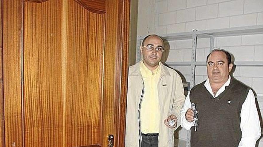 Soler y Errasti muestran las cerraduras.