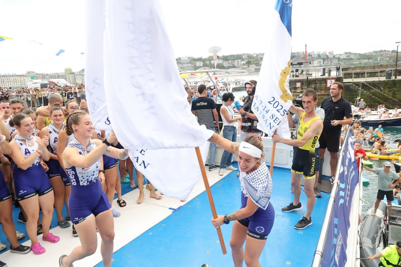 Donostia Arraun Lagunak y Orio celebran el triunfo en la Bandera de la Concha