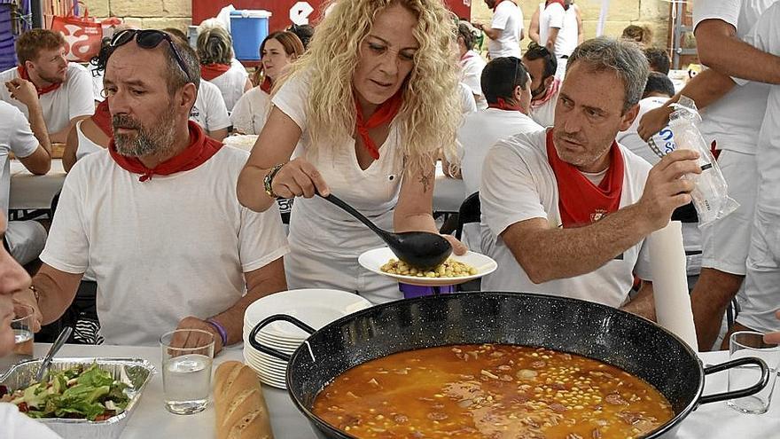 Una vecina sirviéndose un buen plato de pochas.