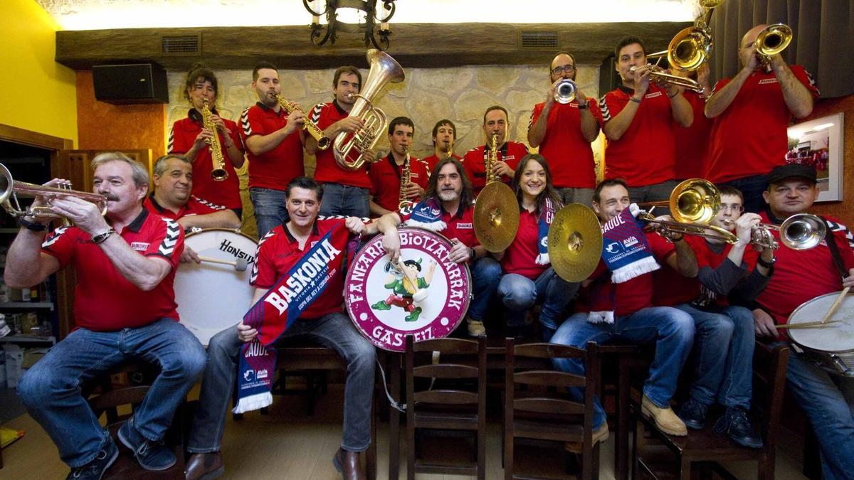 Miembros de la fanfarre del Baskonia reunidos en el 2016.