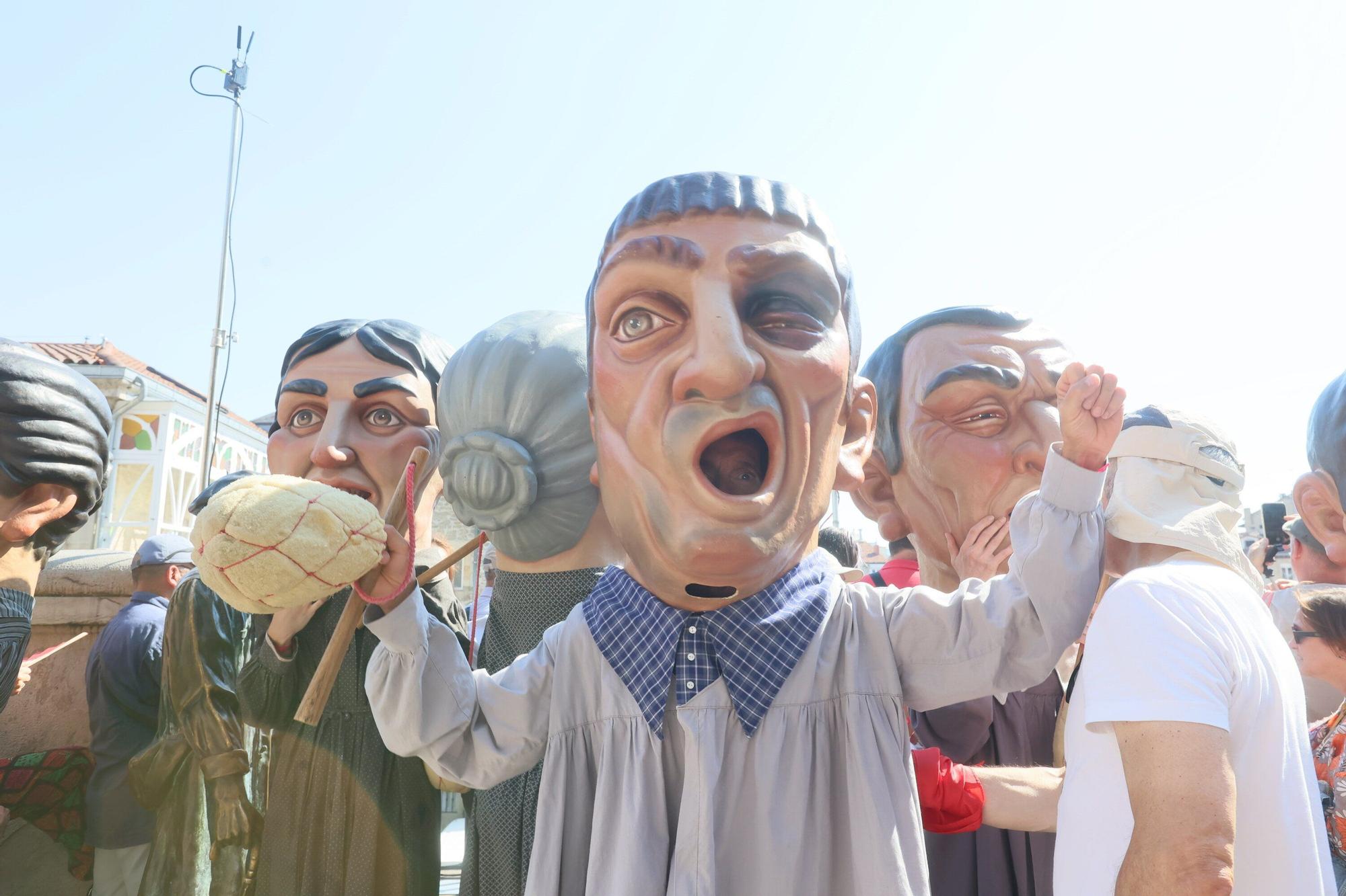 En imágenes: Vitoria sale a la calle a celebrar La Blanca tras el txupinazo