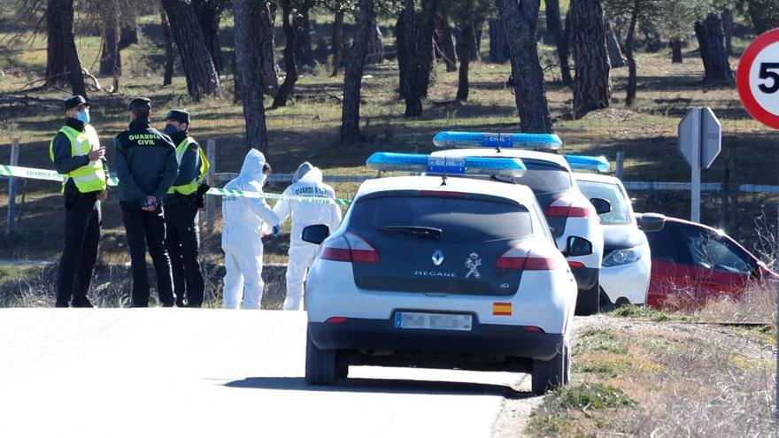 Agentes de la Guardia Civil en el lugar en el que encontraron el cadáver.