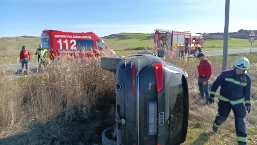 Trasladado un joven de 28 años por una salida de vía en Allo