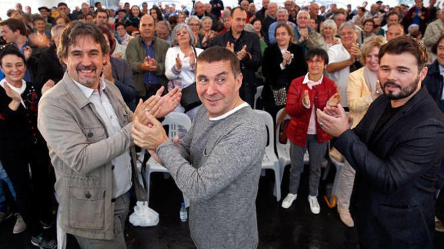 Pello Urizar, Arnaldo Otegi y Gabriel Rufián, en un acto en Bilbao.