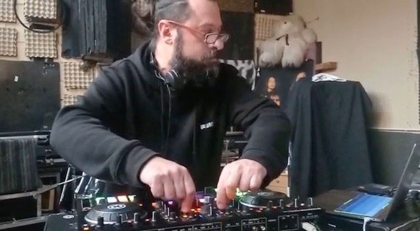Juantxo Martín, trabajando en la mesa de sonido.