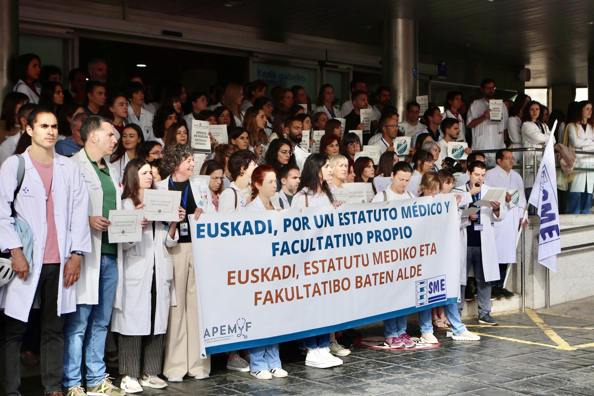 En imágenes: Médicos en huelga exigen un estatuto marco propio en Txagorritxu