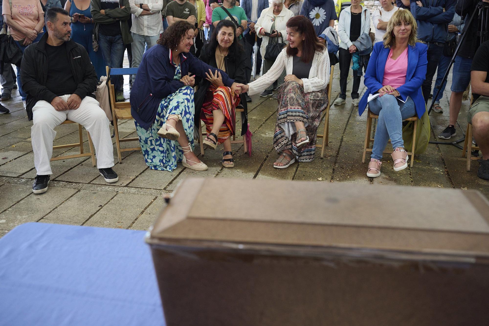 Ana Ollo entrega los restos del joven estadounidense fusilado a su familia en Berriozar