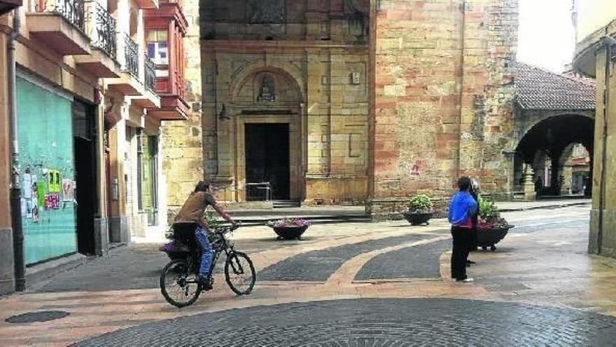 Cada día son más vecinos los que hacen uso de la bicicleta en el núcleo urbano durangarra para desplazarse de un lugar a otro.