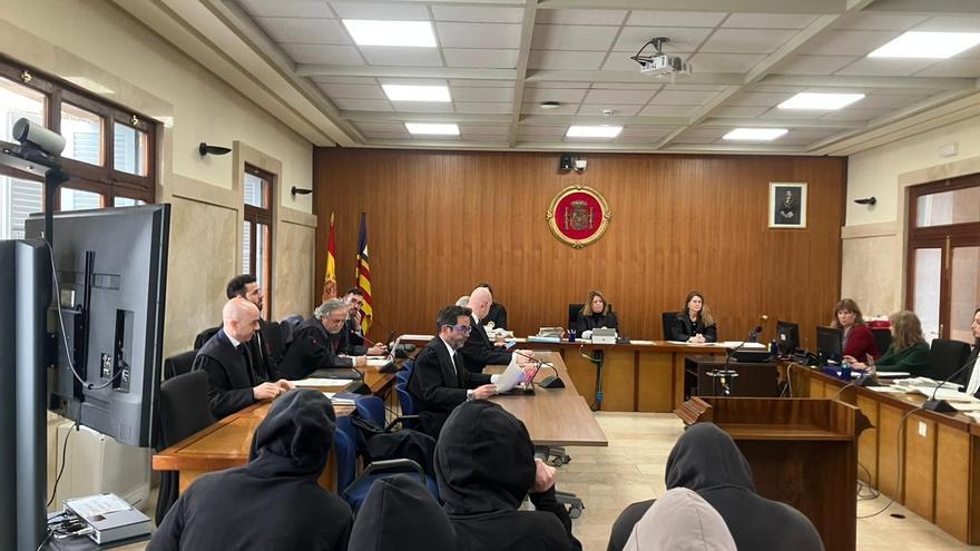 Penas de hasta 13 años por una violación en grupo en Magaluf que grabaron y difundieron