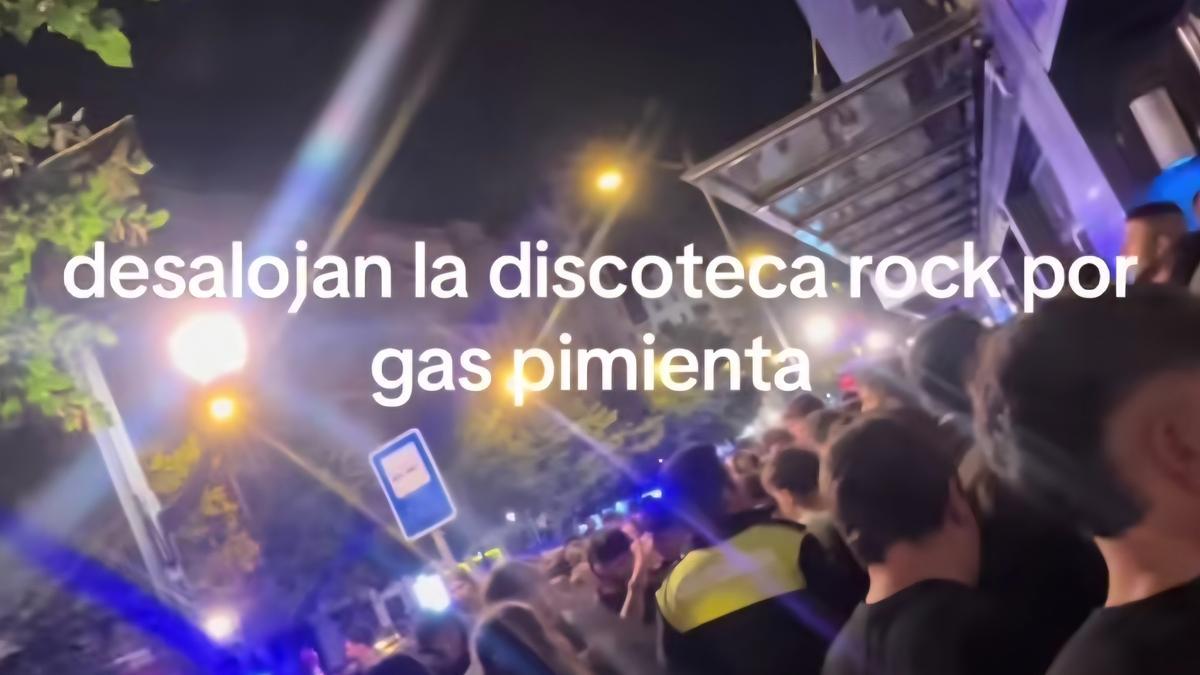 Imagen de las personas en los aledaños de la discoteca